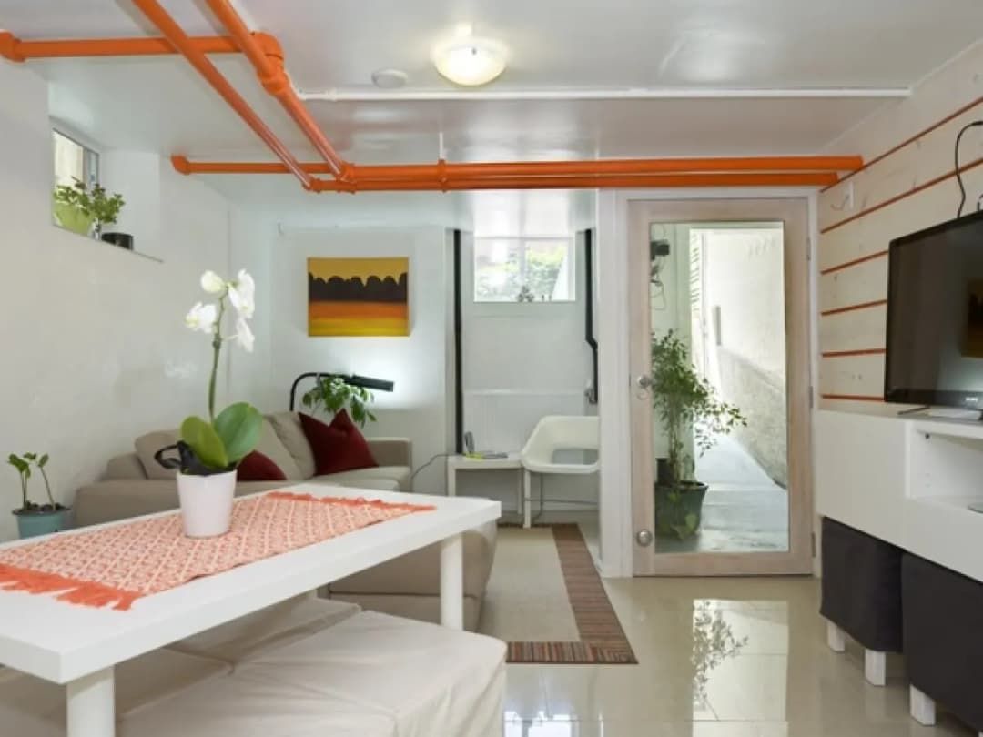 Jak ukryć rury przy suficie i nadać wnętrzu nowy wygląd