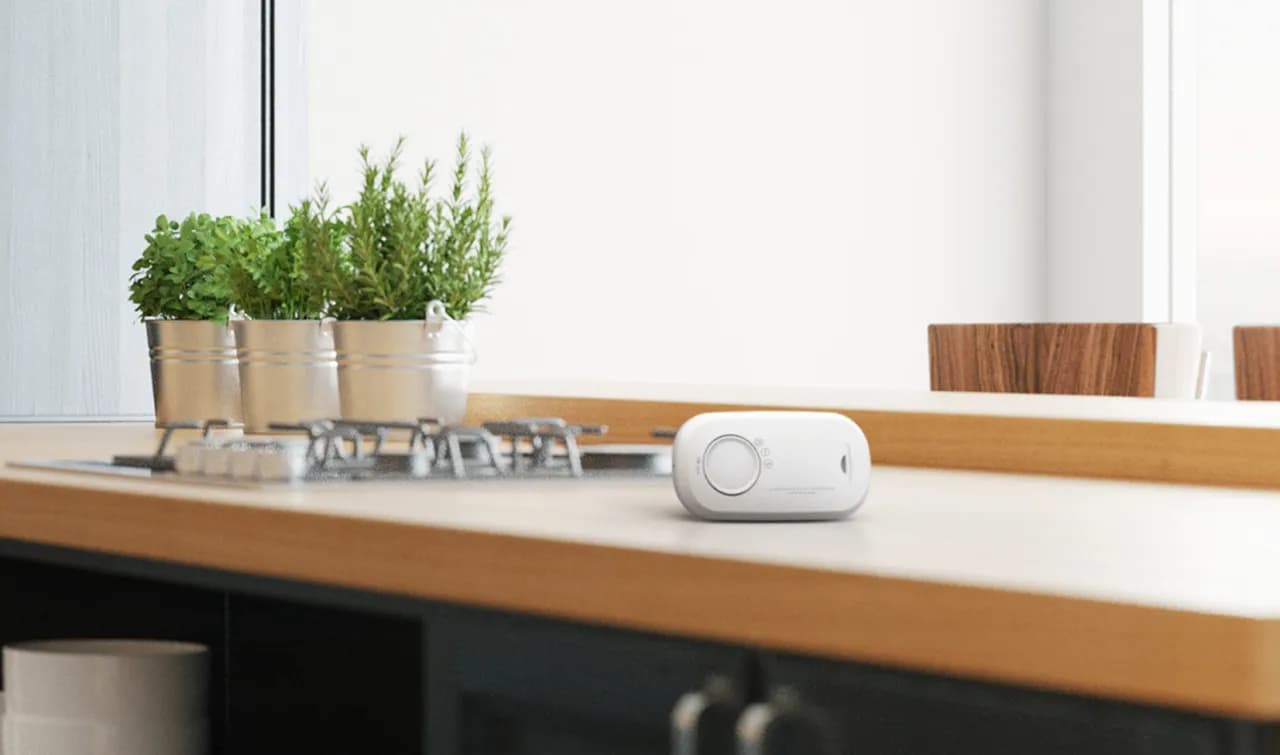 Na co reaguje czujnik czadu? Poznaj zagrożenia i funkcje detektora