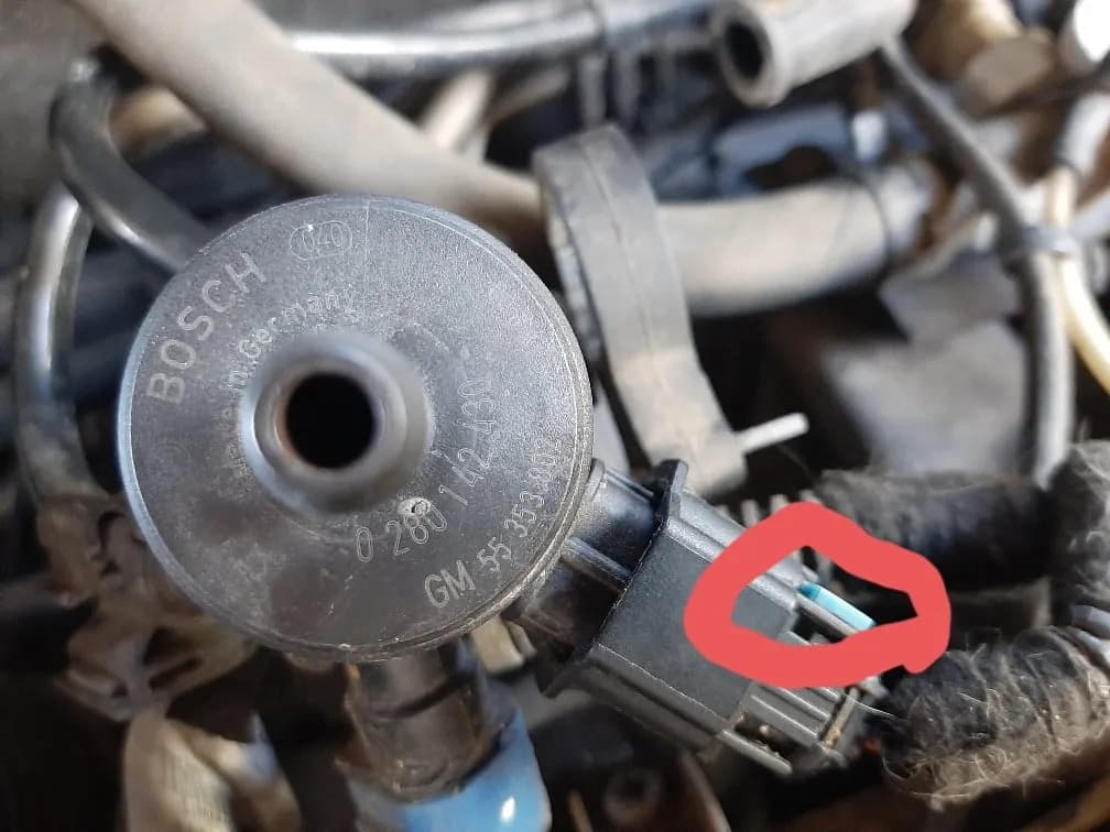 Uszkodzony zawór zwrotny paliwa objawy – jak je rozpoznać i naprawić