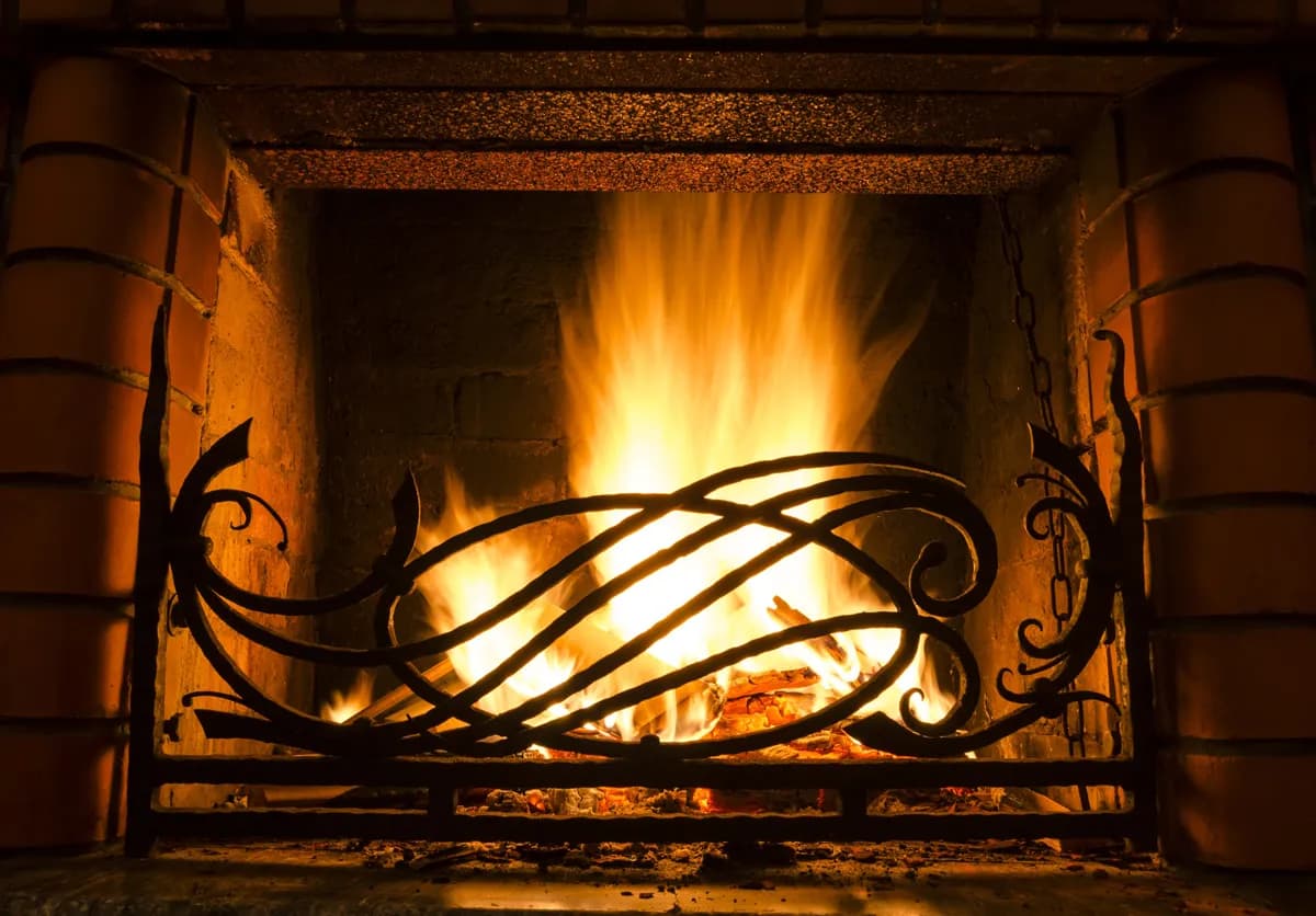 Jak rozpalać brykiet w kominku: proste kroki dla każdego użytkownika