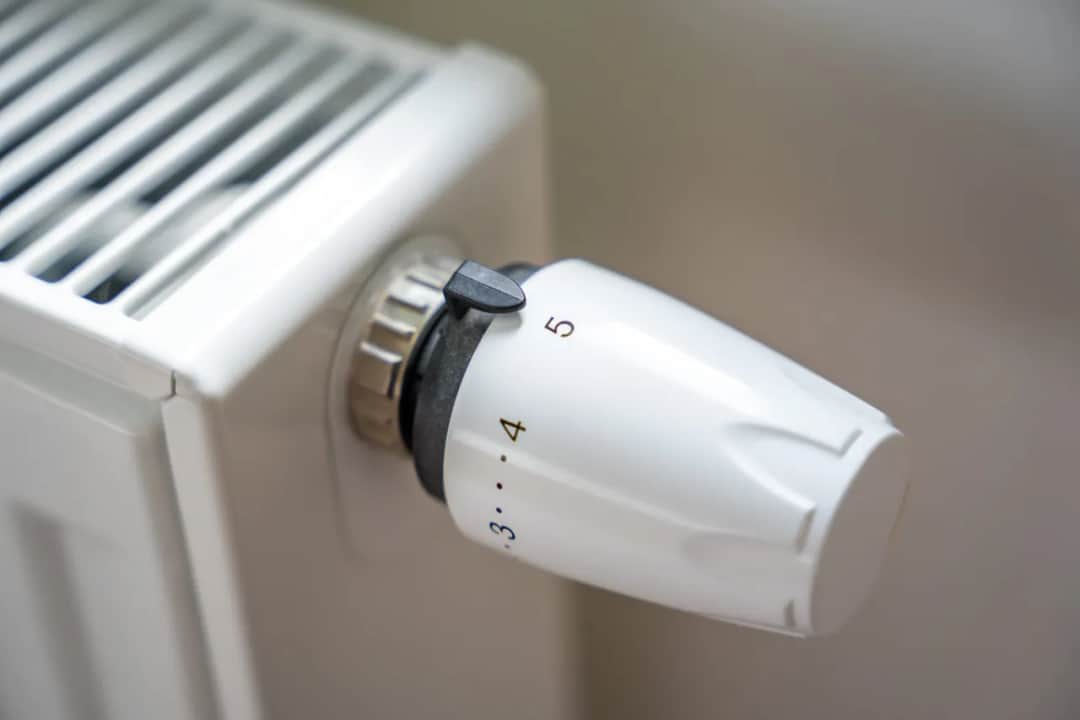 Jak działa termostat w grzejnikach i jak uniknąć problemów z ciepłem