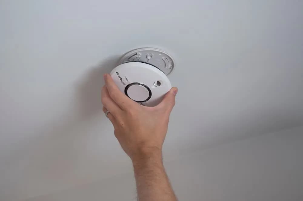 Gdzie zamontować czujnik czadu w małej łazience, aby zapewnić bezpieczeństwo