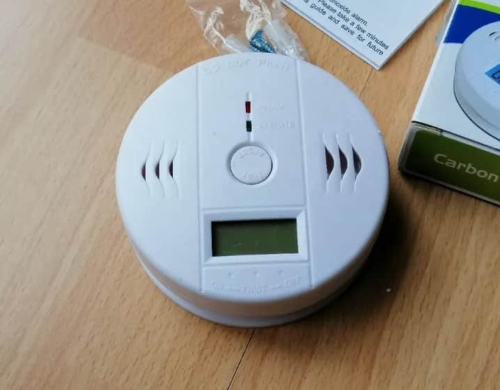 Czujnik czadu pika co jakiś czas – sprawdź, co to oznacza dla bezpieczeństwa