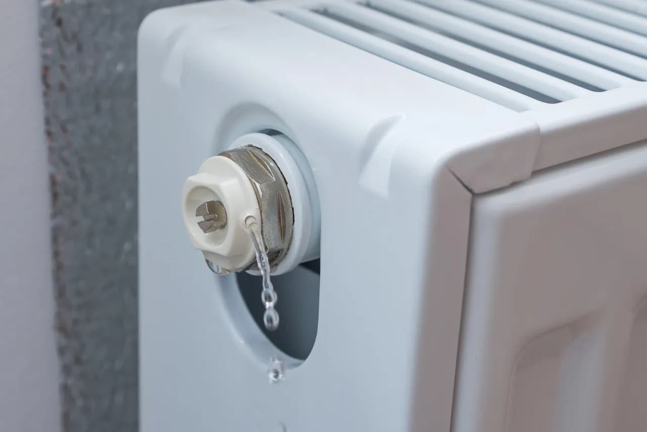 Jak odpowietrzyć grzejnik łazienkowy drabinkowy i uniknąć zimnych nóg